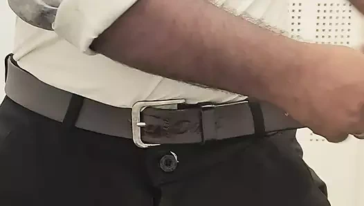 22 yaşındaki oğlan elbisesini çıkarıyor ve tek başına elle muamele çekiyor