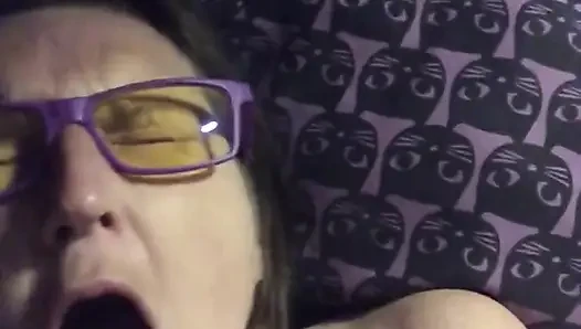 Metal bir topu sıktığında orgazm olabilirsin. Tam video!