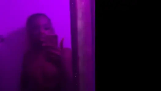 Aşk tanrıçası. Melanin'im kadar derine gücüm var. Adımını izle, tekrar aşık olmaya devam et.