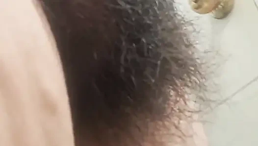 Bacak yukarı derin annenin ateşli kıllı amına dokunuyor