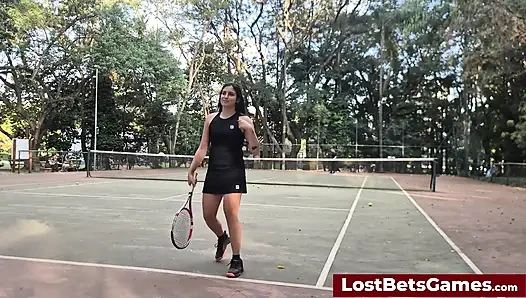 Rafaela ve Igor striptiz tenis maçını dışarıda yapıyor