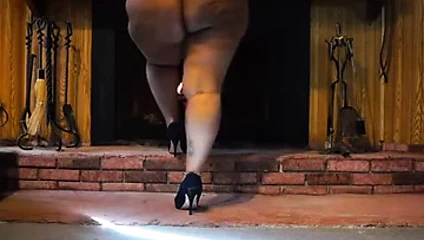 Siyah bbw işemek üzerinde beyaz köle