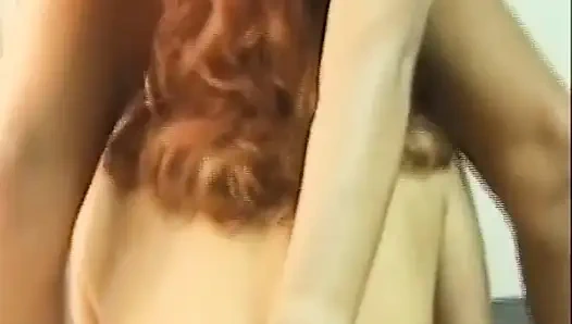 Ateşli esmerin kıllı tek başına parmaklama ve buharlı lezbiyen üçlü seks