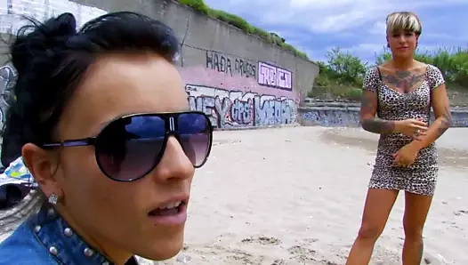 Sarışın dövmeli plaj kız becerdin sert tarafından yabancı