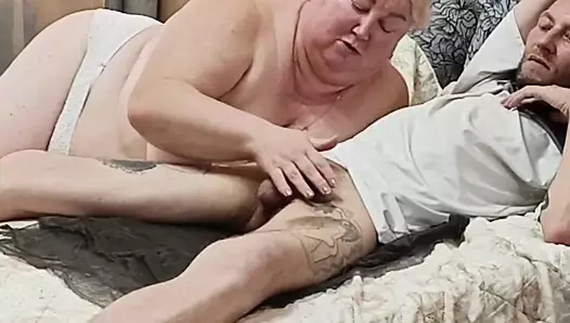 Üvey anne mükemmel bir sakso çekiyor ve döl yutuyor