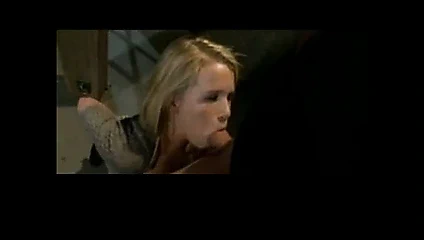 bağlı sarışın darbe