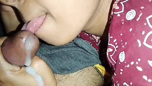 Hintli kız arkadaşının penisini ağzına sokuyor ve ikisi de seksten hoşlanıyor