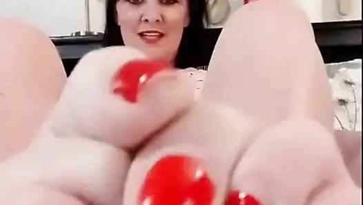 Seksi kırmızı ayak tırnakları yalınayak ayak tabanları