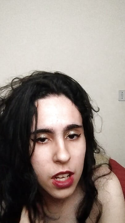 Nymphomaniac beating siririca at party time