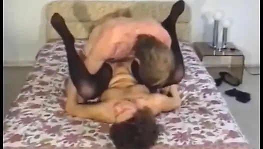 Azgın hatun sikilmeden önce büyük direğe gırtlağına kadar alıyor