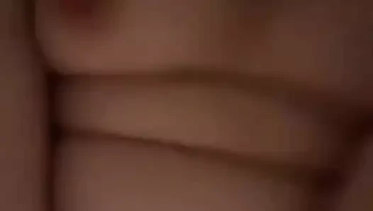 Kırmızı ayak bileklerini tutuyor ve bu çok iyi hissettiriyor