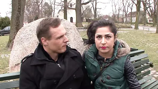 Aşık esmer kadın sert sikiliyor