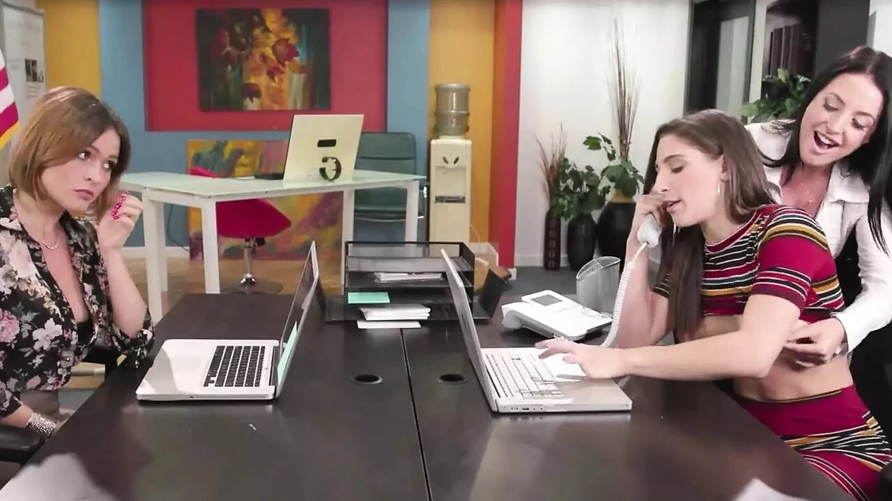 Girlsway - कामुक बॉस angela white कर्मचारियों को फोन कॉल के दौरान abella danger और krissy lynn को चिढ़ाती है