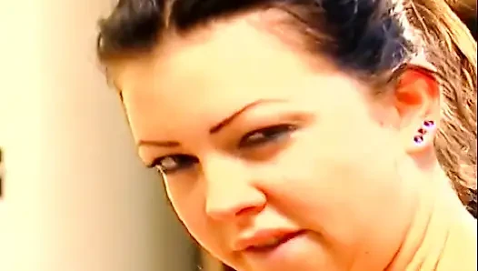 Seksi hatun sıkı amcığını kanepede sert siktiriyor
