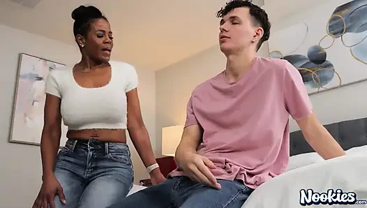 Irklararası orta yaşlı seksi kadın magic-raven mavi hap yükünü yutuyor