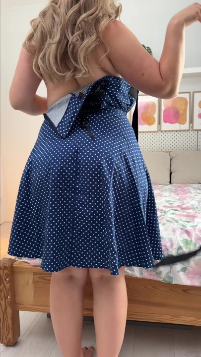 Bu elbiseyi seviyorum ama bu kadar büyük bir orta yaşlı seksi kadında buna hayran kalabilirsiniz.