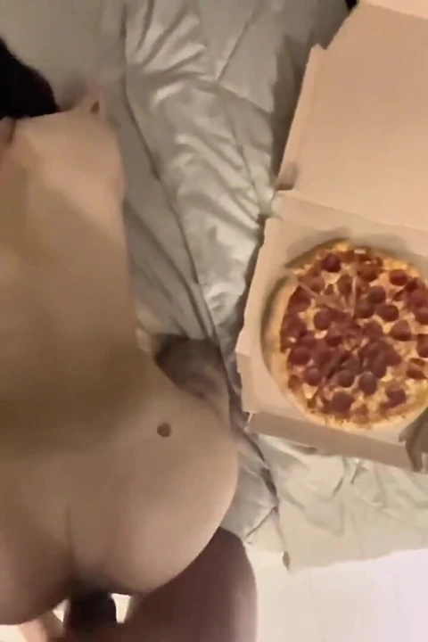 Kız arkadaşım pizzamı kıskanıyor ve daha önce sikişmek istiyor