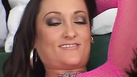 Pembe iç çamaşırlı sarışın ve esmer piliçle üçlü seks