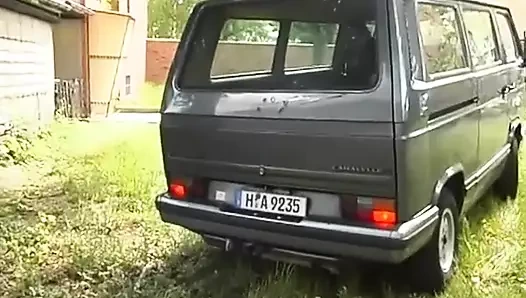 En iyi afrodizyak olarak meme uçlarına kıskaç takıyor ve kırbaçlıyor