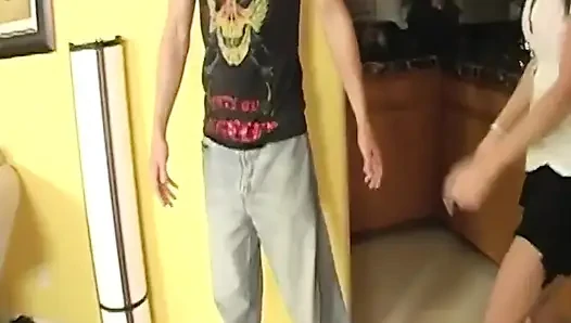 Esmer orta yaşlı seksi kadın yarağı gırtlağına kadar alıyor ve sonra domalarak sikiliyor