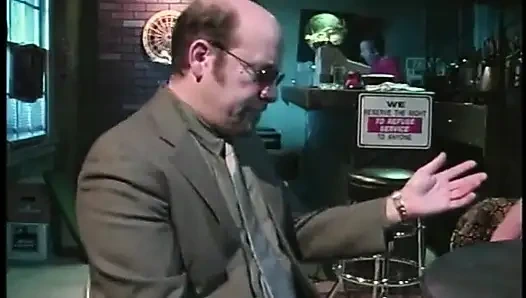 Adam sarışın sürtüğün amını yalıyor ve götüne yumruk atıyor