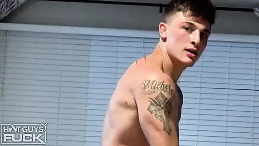 Seksi! Ateşli çift manzaralar için seks yapıyor. Göt zıplıyor.