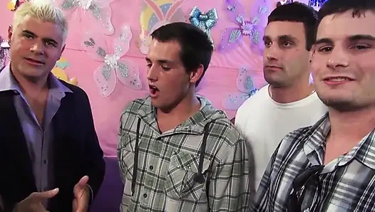 Üç şaşırtıcı hatun şanslı Tyler'a bakıyor