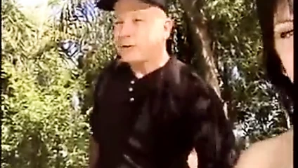 Yaşlı adamlar bahçede bir sürtük paylaşmak