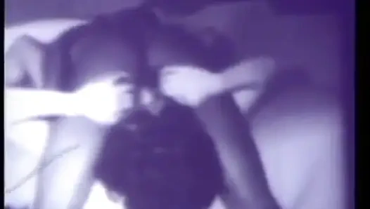 Azgın siyah beyaz orta yaşlı seksi kadın ve takma yarak dildo ile klasik üçlü grup seks (ses yok ama müzik)