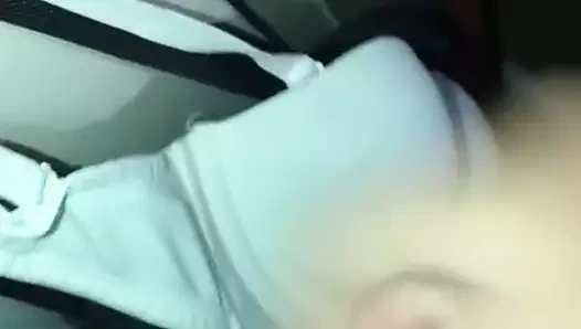 O sutyenini bıraktı, ben de üzerine boşalmayı bıraktım