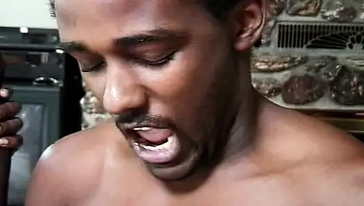 Çoraplı muhteşem orta yaşlı seksi kadın ırklararası grup sikiliyor