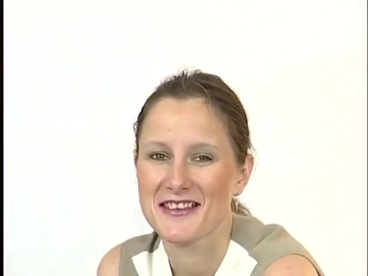 Çoraplı esmer klasik oyuncu seçmelerinde amına dildo yapıyor