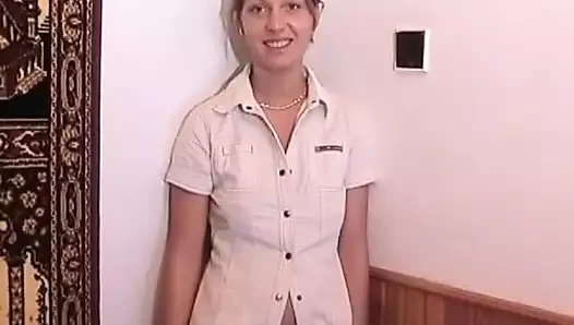 Mega ateşli sarışın Alman kızlar merdivenlerde amcıklarını dildoyla dolduruyor