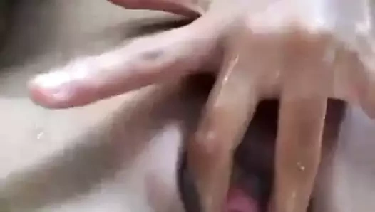 Padosi ki ladki chut Mai ungli karke pani nikala