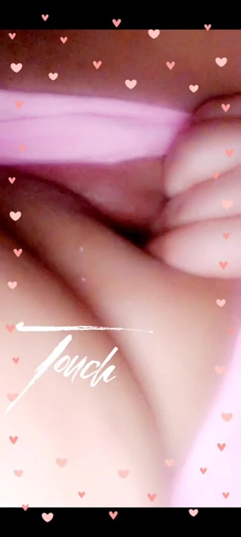 Толстушка играет с мокрой киской