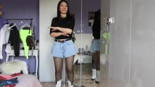 Seksi İtalyan vlogger siyah külotlu çorap çalışır