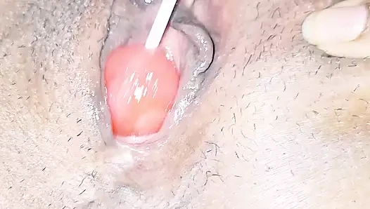 Yorumları görmeye, ıslak amına lolipop sokmaya ve sıkı götü dildoyla sikmeye bayılıyorum, gel benimle boşal