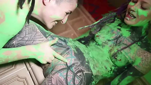 Dövmeli dreadhead gençler dildo ve renk oyunu