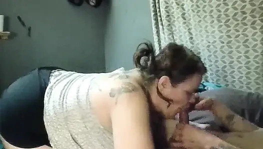 Orta yaşlı seksi kadın onu zevkle fışkırtıyor !!!