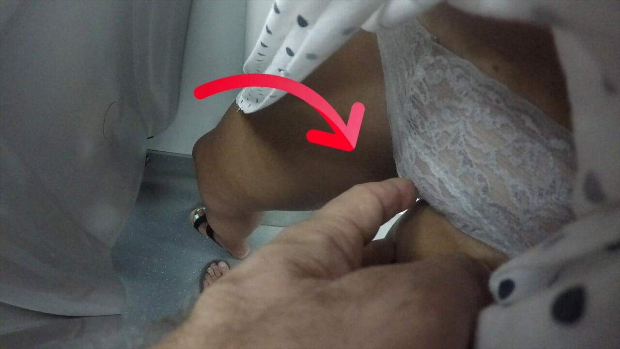 Çılgın fantezi! Trende yabancı adam eteğini kaldırıyor ve metroda amcığıma dokunuyor ve beğeniliyor!
