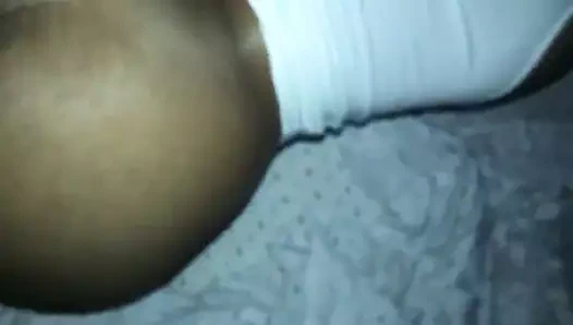 Onun büyük bir poposu ve ıslak bir amcığı var