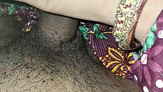 İlk kez Hintli seks ateşli anne götünü domaltarak sikiyor