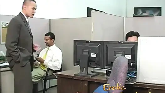 Kadın egemenliği orta yaşlı seksi kadın köle siyah yarağını sıvazladıktan sonra ayaklarına boşalıyor