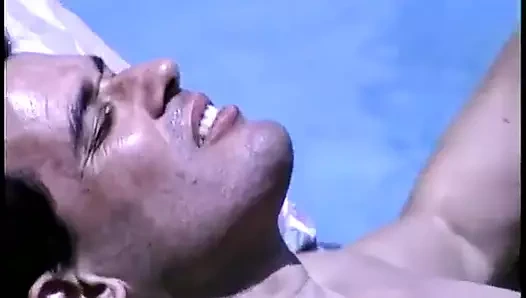 Güneş gözlüğü takan çarpıcı ince beyaz sürtük büyük bir yarak için bacaklarını açıyor