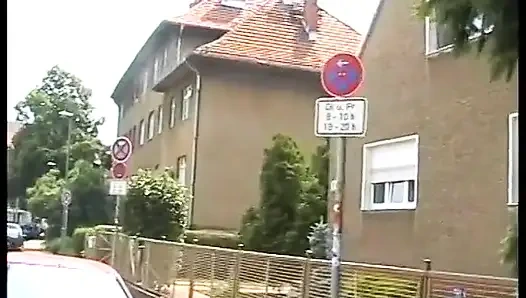 Sarışın tatlı kız açık havada seksi seviyor