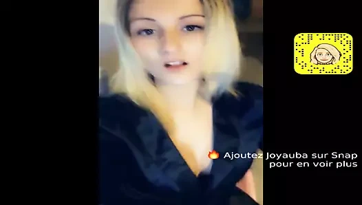 Lilou küçük memelerini göstermeyi ve herkesi emmeyi sever