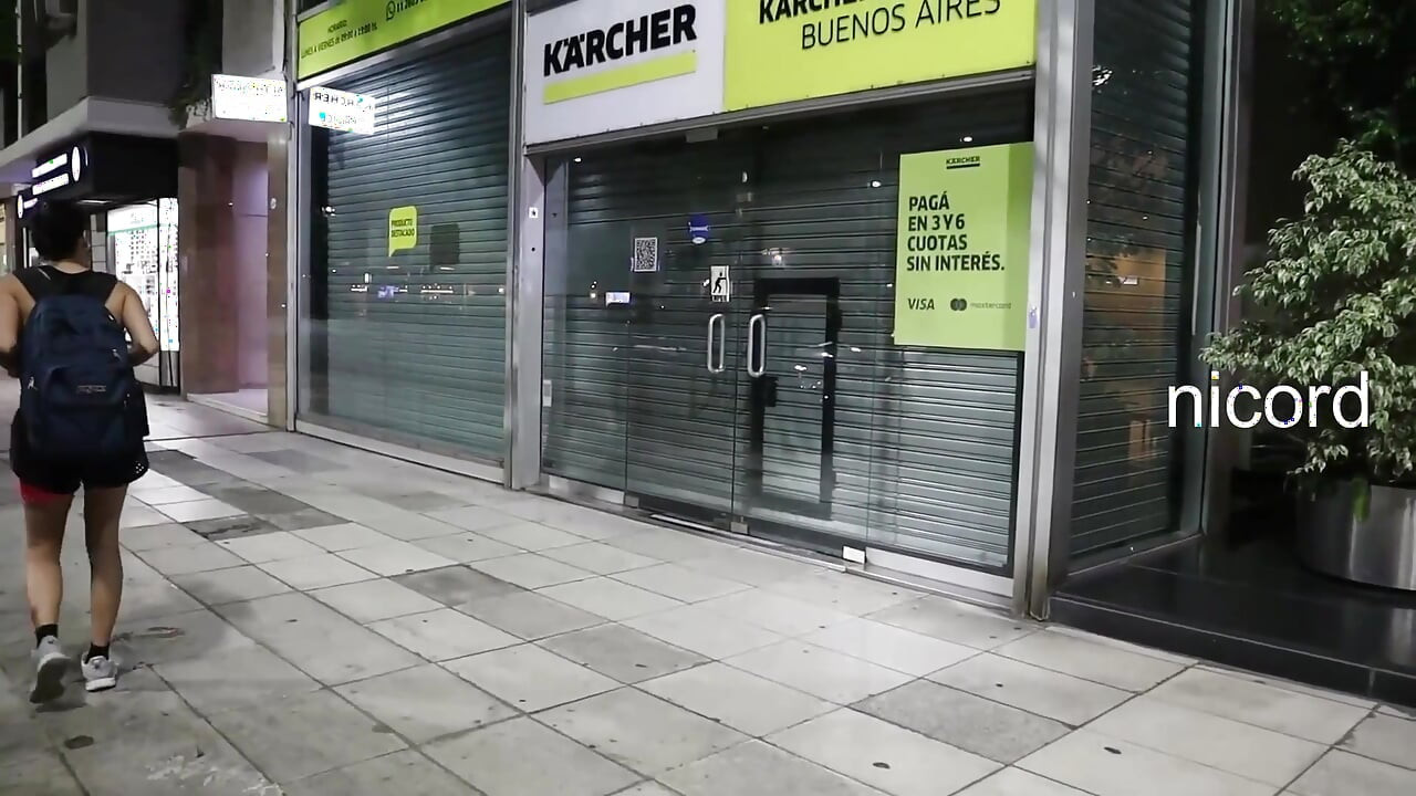 Şehirde kayboldum: Dairesinde kalmak için tamamen yabancı bir adamla sikiştim!