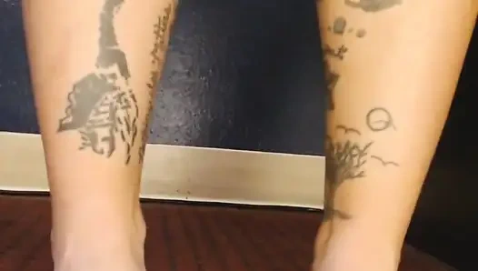 Ayak dövmeleri ayak parmaklarını çıplak ayakla oynatıyor