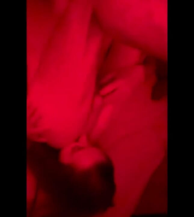 Orta yaşlı seksi kadın ve üvey oğlu uyuyamıyor, mutfakta sert seks, hakimiyet