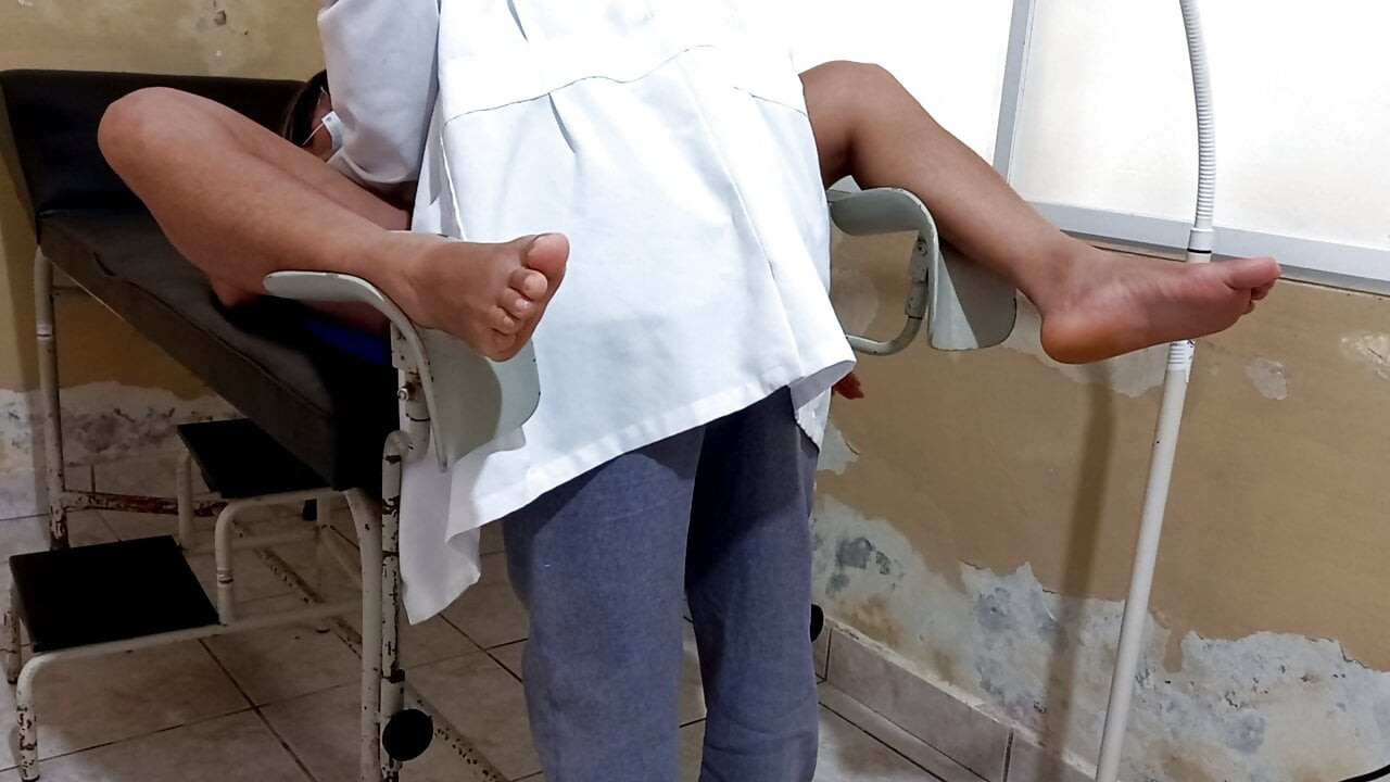 Ev yapımı porno, doktor hastasını rutin muayenede kontrol eder ve düzülmeye hazır büyük bir vajina görür